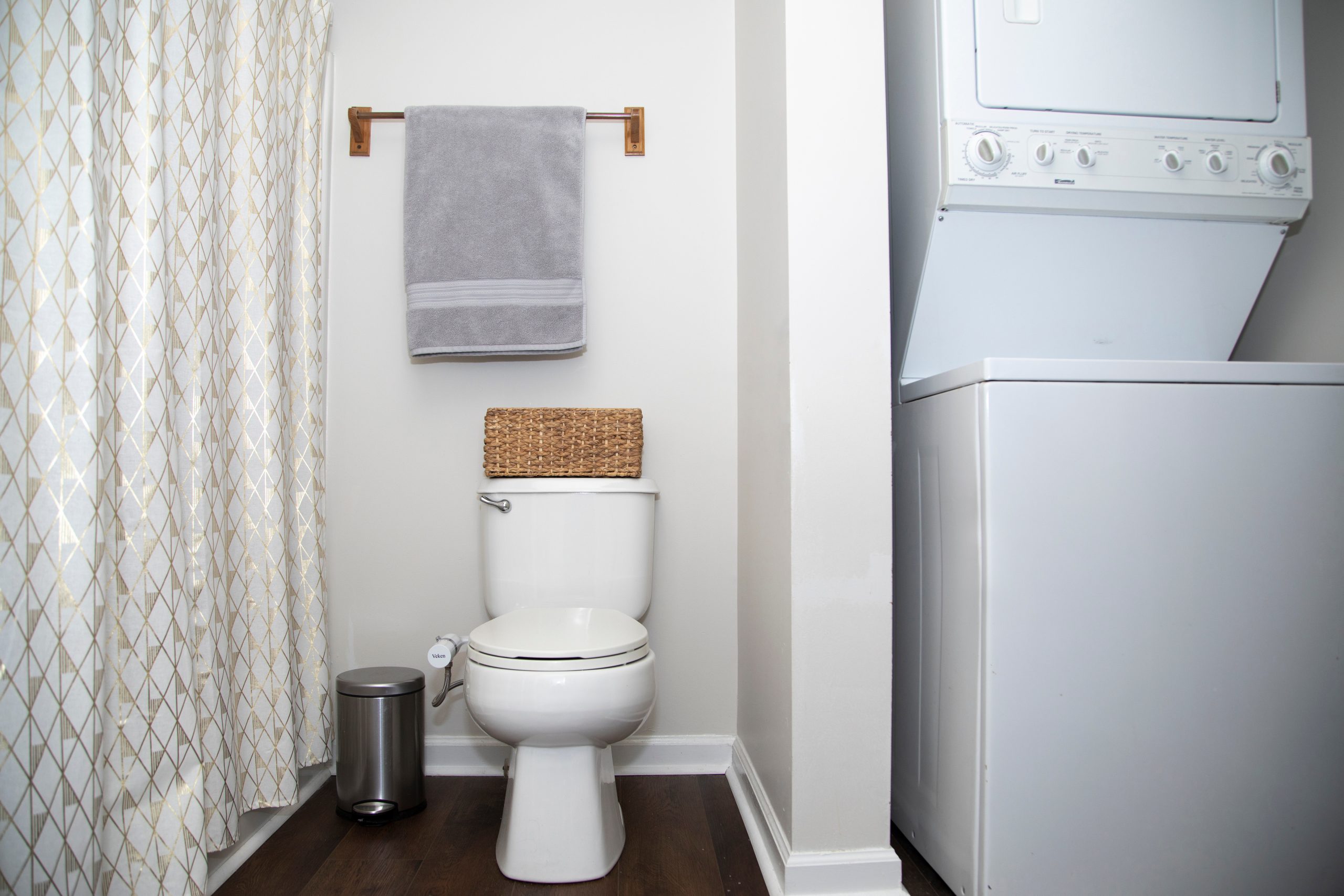 Gayle Smith Apartments Bathroom