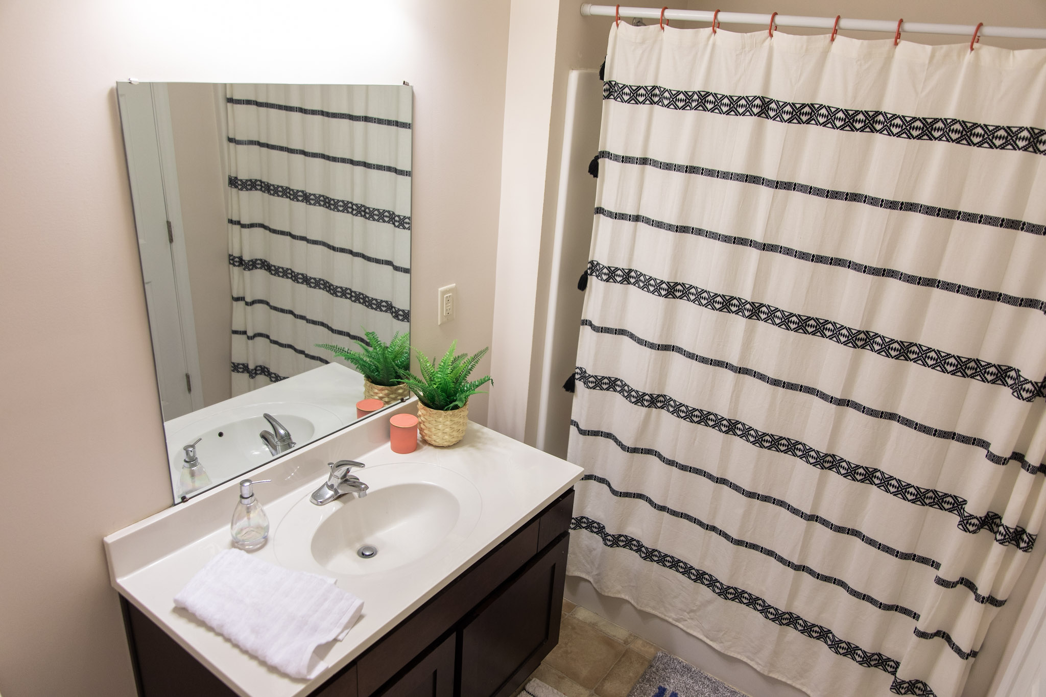 Walnut Apartments bathroom