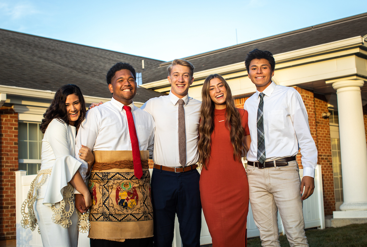 Returned missionaries in front of institute building